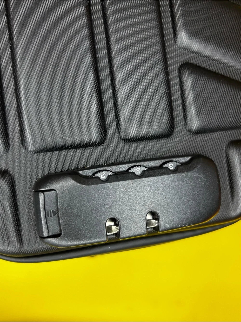 CASEMATIX‎ Compact Locking Case with Shoulder Strap in Black